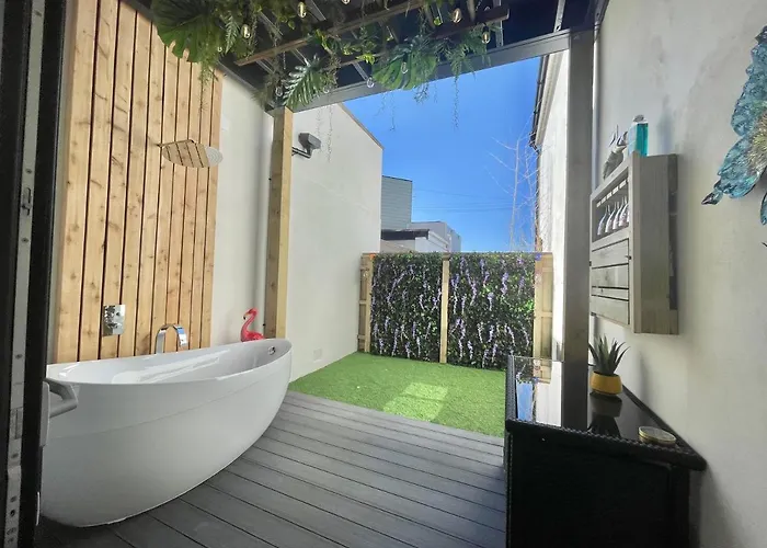 Jungle - By Coastline Retreats - Jungle Themed Garden - Outdoor Bath - Next To Seafront - Childrens Toys - Superfast Wifi - Netflix - Disney