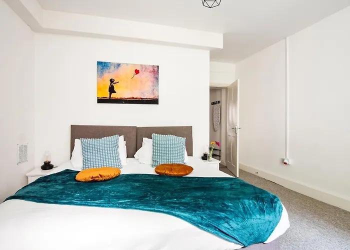 The Sant Bank, Central, Parking, Contractors Friendly, 1 Bed, Sleep Up To 4, Modern, Near Beach