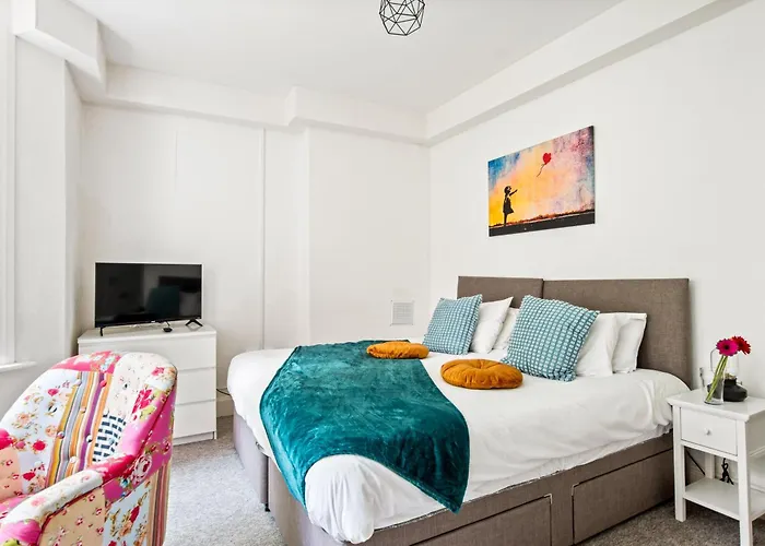 The Sant Bank, Central, Parking, Contractors Friendly, 1 Bed, Sleep Up To 4, Modern, Near Beach
